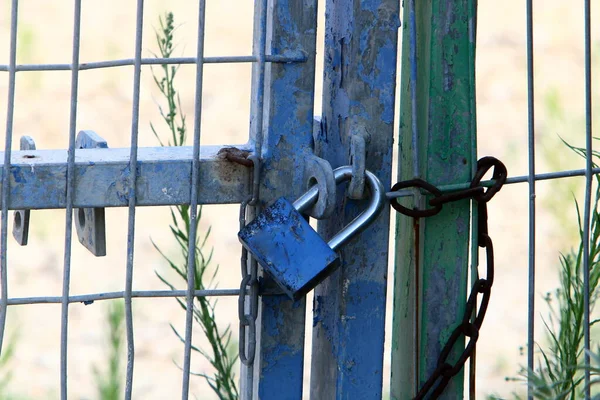 Oud Ijzeren Hangslot Hangend Aan Poort — Stockfoto