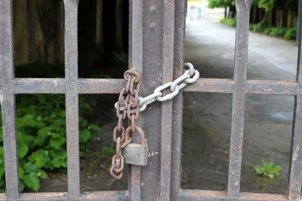 門に掛けられた古い鉄の南京錠 — ストック写真