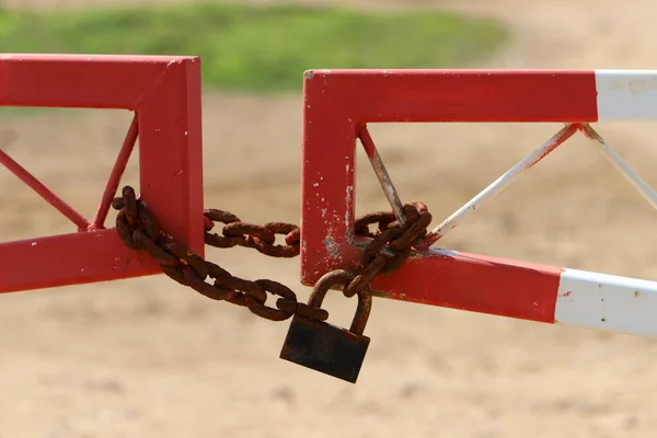 Oud Ijzeren Hangslot Hangend Aan Poort — Stockfoto