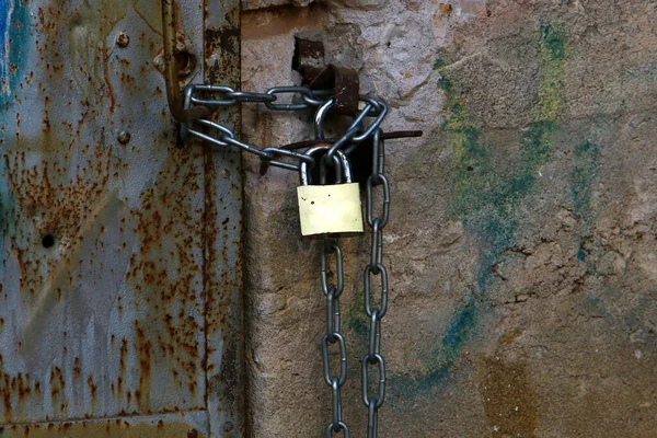 Velho Cadeado Ferro Pendurado Portão — Fotografia de Stock