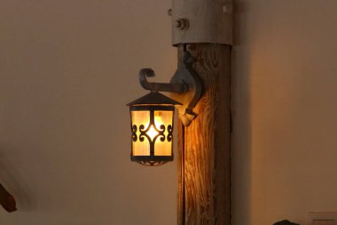 Geceleri sokakları aydınlatmak için fener.. 