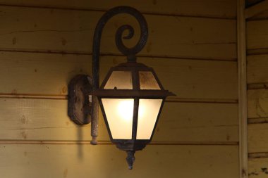 Geceleri sokakları aydınlatmak için fener.. 