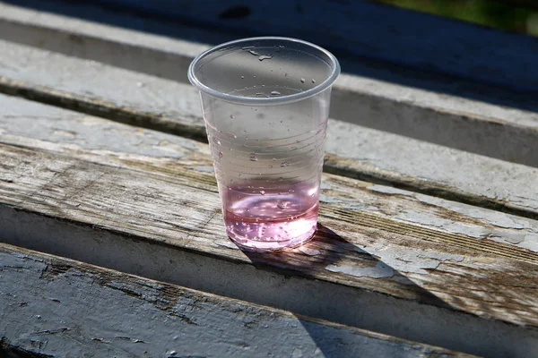 Ein Rohglas Mit Einem Erfrischungsgetränk Wird Auf Die Straße Geworfen — Stockfoto