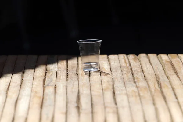 Ein Rohglas Mit Einem Erfrischungsgetränk Wird Auf Die Straße Geworfen — Stockfoto