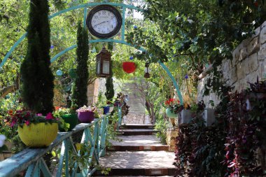 Şehir parkında yürümek için yol. 