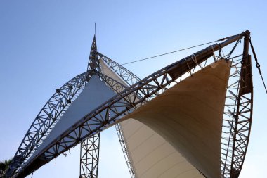 17 Haziran 2022. İsrail 'in kuzeyindeki Nahariya şehrindeki sette yüksek bir yelken açıldı.. 