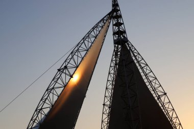 17 Haziran 2022. İsrail 'in kuzeyindeki Nahariya şehrindeki sette yüksek bir yelken açıldı.. 