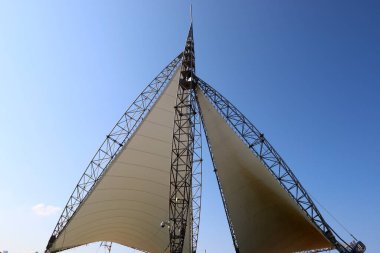 17 Haziran 2022. İsrail 'in kuzeyindeki Nahariya şehrindeki sette yüksek bir yelken açıldı.. 