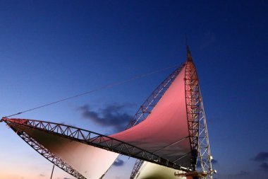 17 Haziran 2022. İsrail 'in kuzeyindeki Nahariya şehrindeki sette yüksek bir yelken açıldı.. 