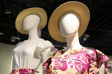 Bir vitrindeki vitrinde duran bir manken.. 