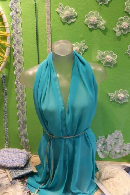 Bir vitrindeki vitrinde duran bir manken.. 