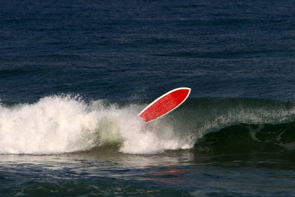 Surfing High Waves Mediterranean — 图库照片
