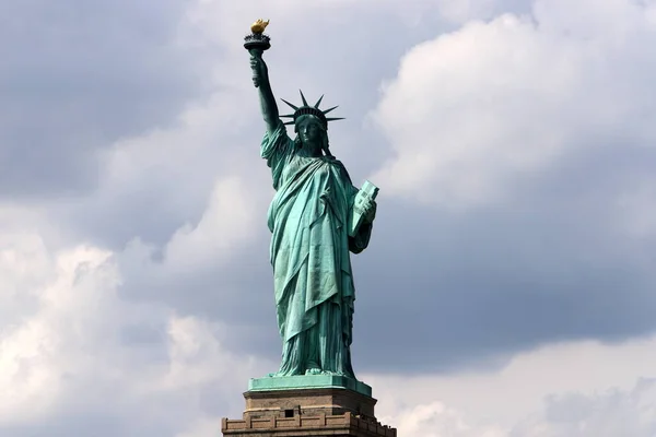 New York Usa September 2022 Statue Liberty Cloudy Sky — Stock Photo, Image