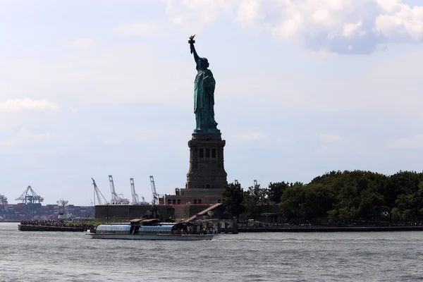 ニューヨーク アメリカ 2022年9月4日 曇り空に対する自由の女神 — ストック写真