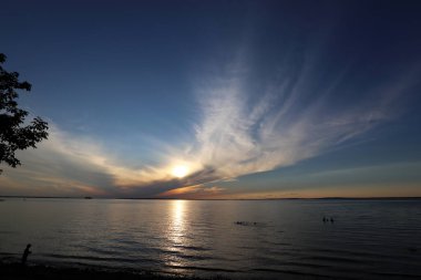 Kuzey Kanada 'da bir tatlı su gölü üzerinde güneş ufuktan batıyor.. 