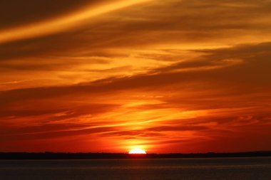 Kuzey Kanada 'da bir tatlı su gölü üzerinde güneş ufuktan batıyor.. 