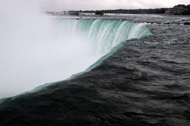Kanada Şelalesi Niagara Nehri 'nde Sonbahar yağmurlu bir günde.