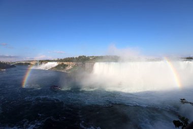 Kanada Şelalesi Niagara Nehri 'nde Sonbahar yağmurlu bir günde.
