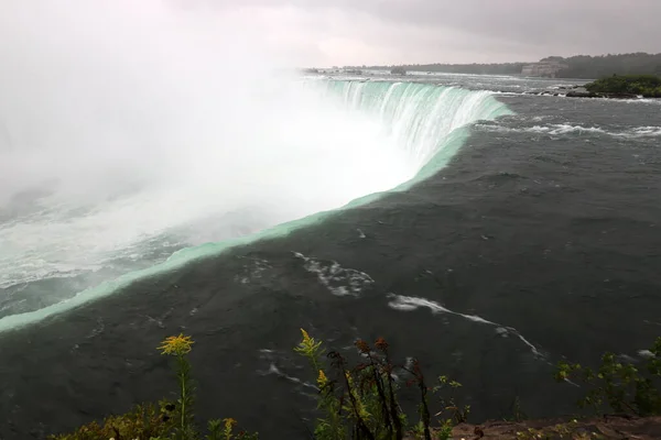 加拿大尼亚加拉河上的瀑布在秋天的雨天 — 图库照片