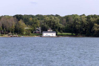 Bin Ada, Kanada ve Amerika Birleşik Devletleri 'nin St. Lawrence Nehri boyunca uzanan bir takımadalardır.. 