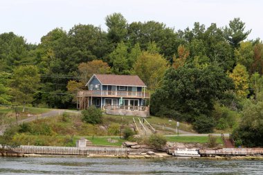 Bin Ada, Kanada ve Amerika Birleşik Devletleri 'nin St. Lawrence Nehri boyunca uzanan bir takımadalardır.. 