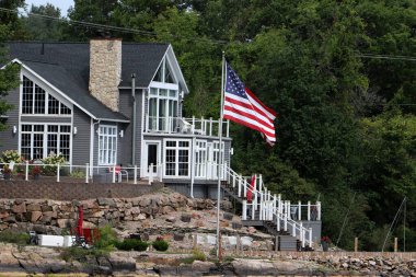 Bin Ada, Kanada ve Amerika Birleşik Devletleri 'nin St. Lawrence Nehri boyunca uzanan bir takımadalardır.. 