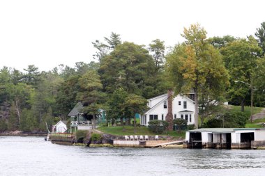 Bin Ada, Kanada ve Amerika Birleşik Devletleri 'nin St. Lawrence Nehri boyunca uzanan bir takımadalardır.. 