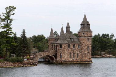 Bin Ada, Kanada ve Amerika Birleşik Devletleri 'nin St. Lawrence Nehri boyunca uzanan bir takımadalardır.. 