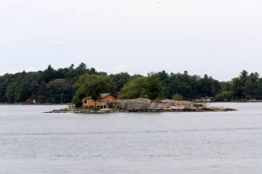 Bin Ada, Kanada ve Amerika Birleşik Devletleri 'nin St. Lawrence Nehri boyunca uzanan bir takımadalardır.. 