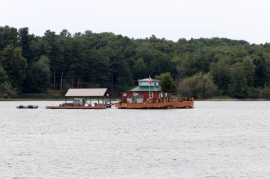 Bin Ada, Kanada ve Amerika Birleşik Devletleri 'nin St. Lawrence Nehri boyunca uzanan bir takımadalardır.. 