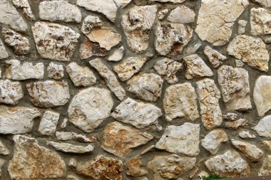 Taş ve betondan yapılmış yüksek bir duvar..