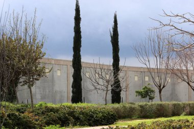 Taş ve betondan yapılmış yüksek bir duvar..