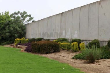 Taş ve betondan yapılmış yüksek bir duvar..