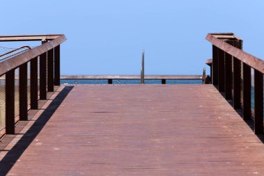 Tekne ve yatlar için kıyıdaki rıhtım.. 