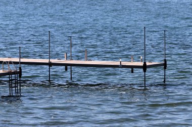 Tekne ve yatlar için kıyıdaki rıhtım.. 