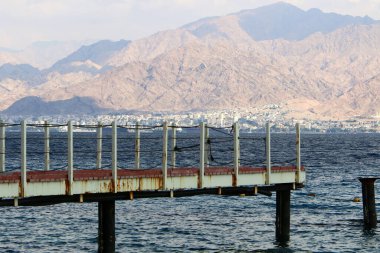 Tekne ve yatlar için kıyıdaki rıhtım.. 