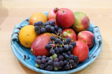 Restorandaki masada çeşitli atıştırmalıklar, yiyecekler ve meyveler var. 