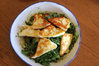 Restorandaki masada çeşitli atıştırmalıklar, yiyecekler ve meyveler var. 