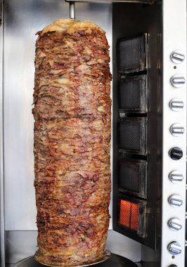 Restorandaki masada çeşitli atıştırmalıklar, yiyecekler ve meyveler var. 