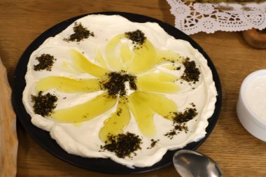 Restorandaki masada çeşitli atıştırmalıklar, yiyecekler ve meyveler var. 