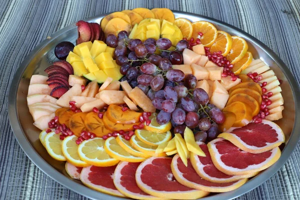Auf Dem Tisch Restaurant Verschiedene Snacks Speisen Und Früchte — Stockfoto