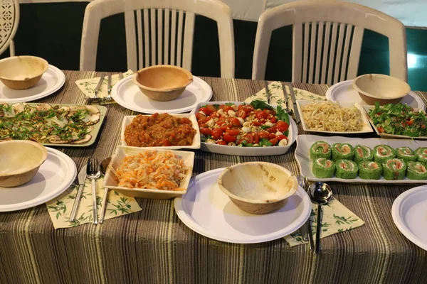 レストランのテーブルの上に様々な軽食 食べ物 — ストック写真