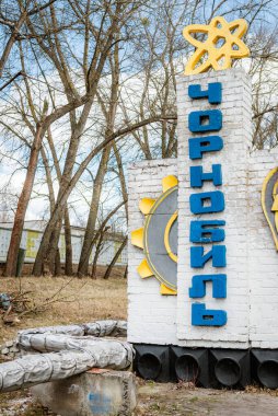 Terk edilmiş bir Çernobil evindeki radyasyon ölçümü