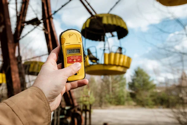 Dönme dolabın yakınındaki Chornobyl Pripyat eğlence parkında radyasyon ölçümü