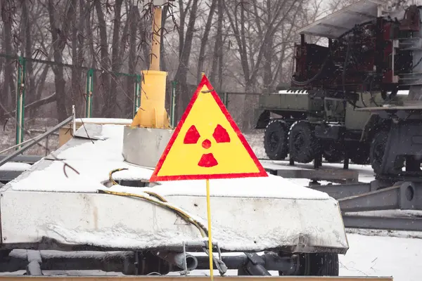 Radyasyon uyarısı Chornobyl 'de. Trajediyi ortadan kaldıran makinelerin yanında.