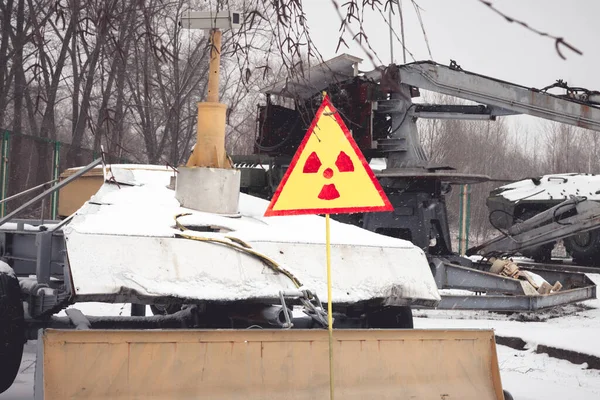 Radyasyon uyarısı Chornobyl 'de. Trajediyi ortadan kaldıran makinelerin yanında.