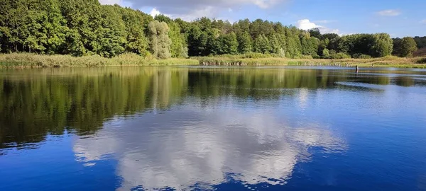 Vista Lagoa Com Reflexos Lago Segundo Plano — Fotografia de Stock