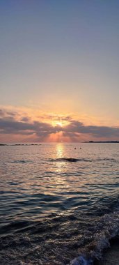 Deniz kıyısında güzel bir gün doğumu. Gün batımı. Deniz manzaralı. Kıbrıs. Tatil