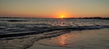 Güneşin battığı güzel bir sahil manzarası, Kıbrıs, Paphos