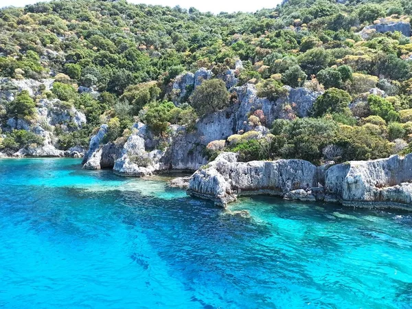背景为蓝色泻湖的克罗提亚地中海沿岸美丽的海水 — 图库照片